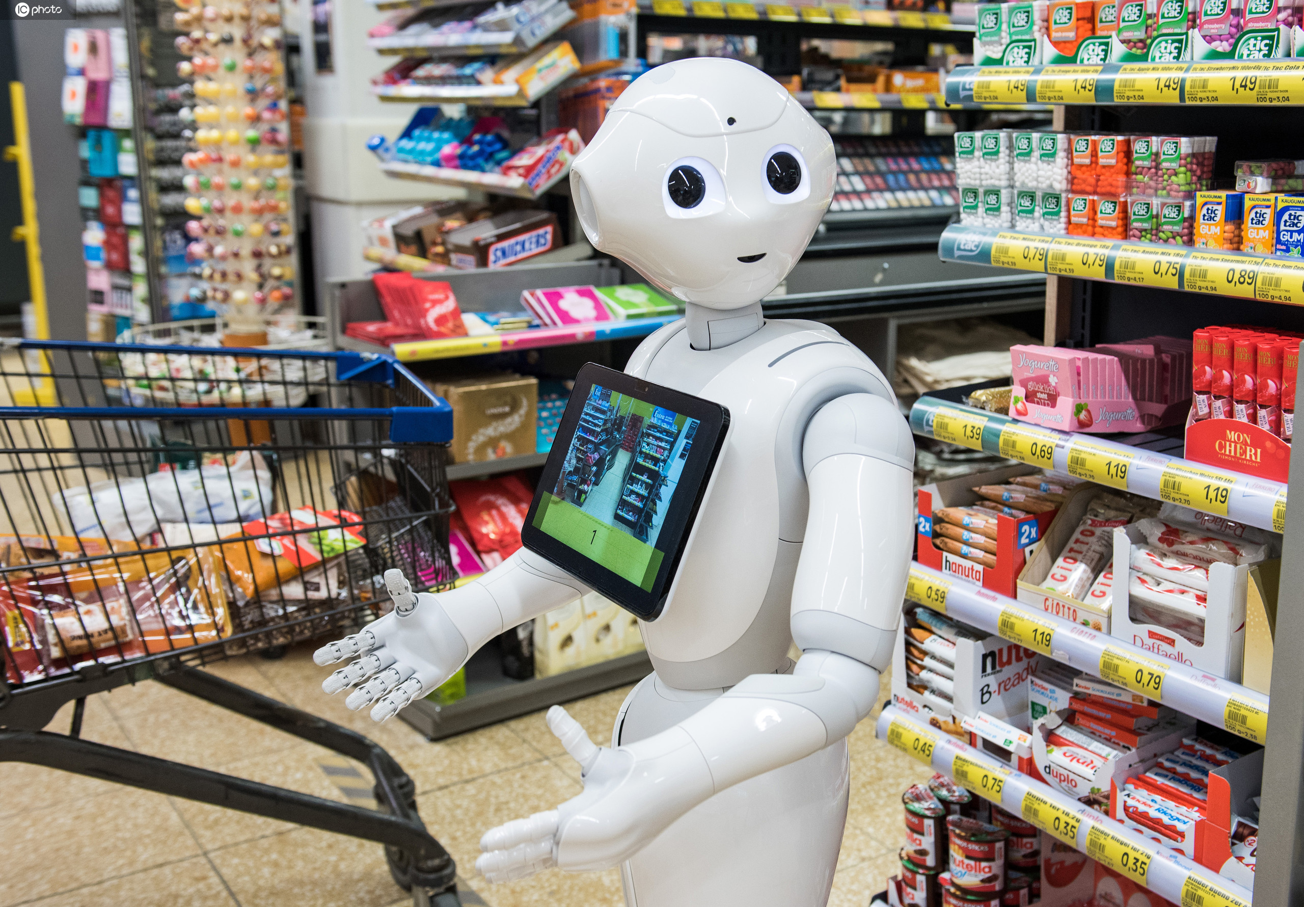 德国超市机器人服务员 温馨提醒顾客安全购物