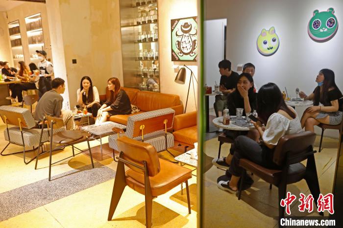 上海街头巷尾恢复往日人气