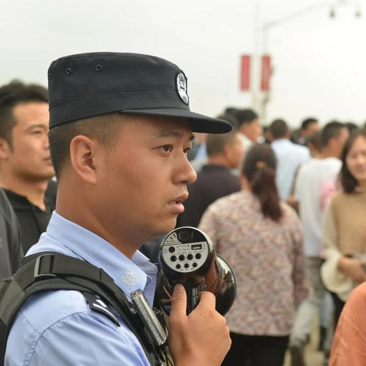 钱塘江潮水有多好看？警方从人群里揪出一名在逃人员