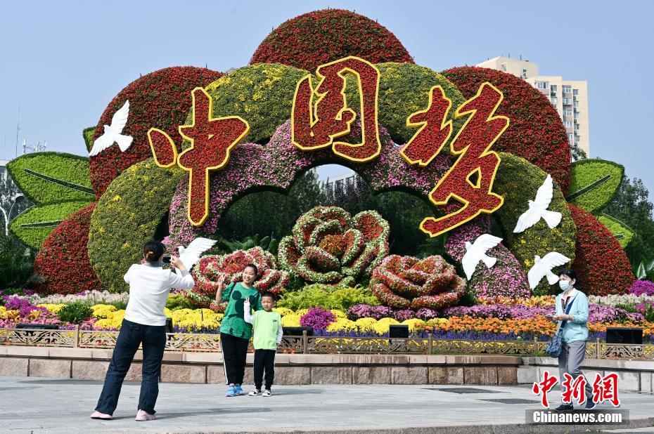 国庆主题花坛扮靓北京街头