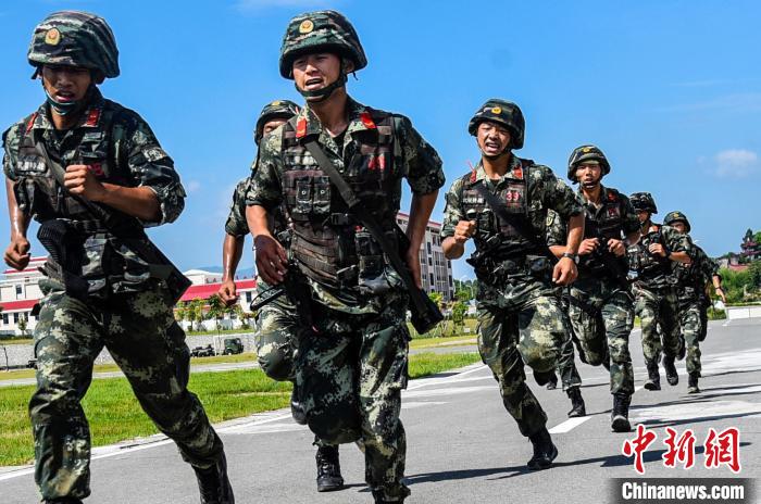 近日,武警福建总队机动支队200余名特战官兵在福州某训练基地开展