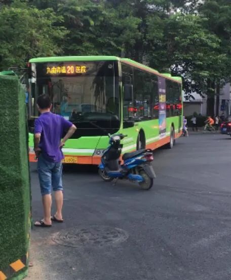 南宁一男子骑电动车突然拦停公交车,长达20分钟!造成