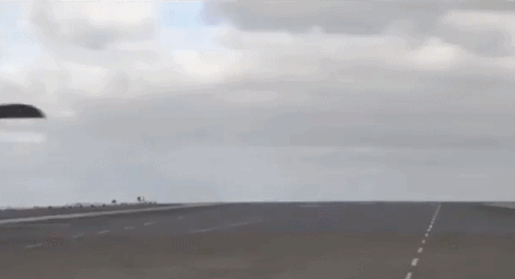 f-35航母弹射起飞时出现惊险一幕 滑出甲板后直接掉了