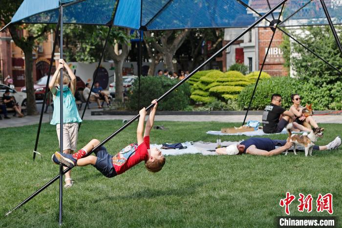 上海街头巷尾恢复往日人气