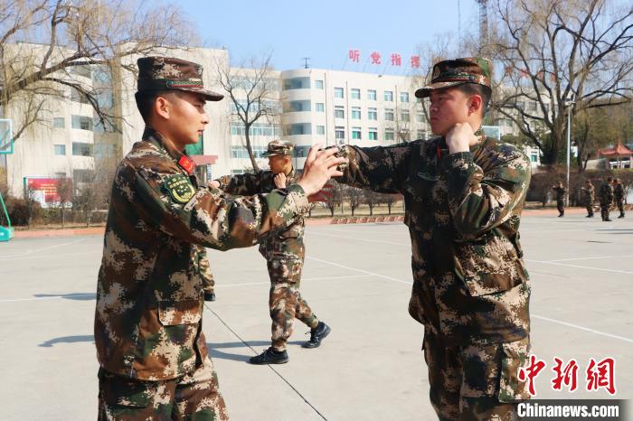 武警山西总队:抓好"源头工程" 锻造合格新兵"引路人"