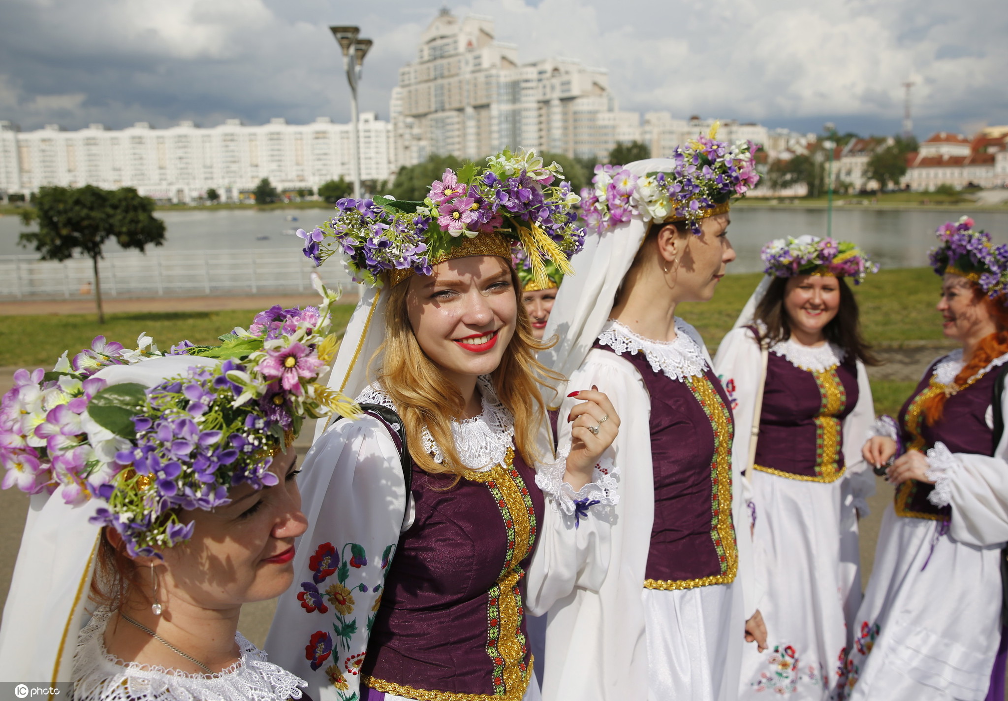 白俄罗斯庆祝传统服饰日养眼美女穿刺绣服装惊艳