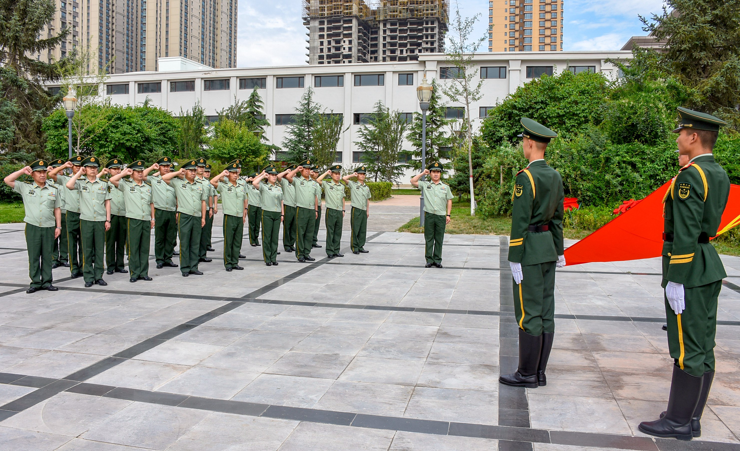 武警甘肃省总队官兵紧握右拳,面向党旗庄严宣誓,一句句铿锵有力的誓词