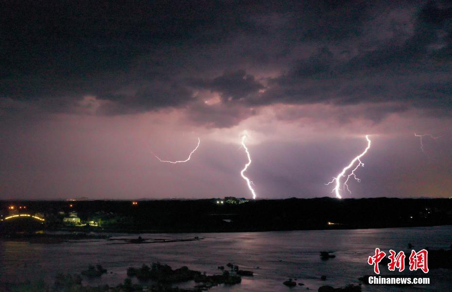 江西铅山遭遇强对流天气闪电鸣划破夜空