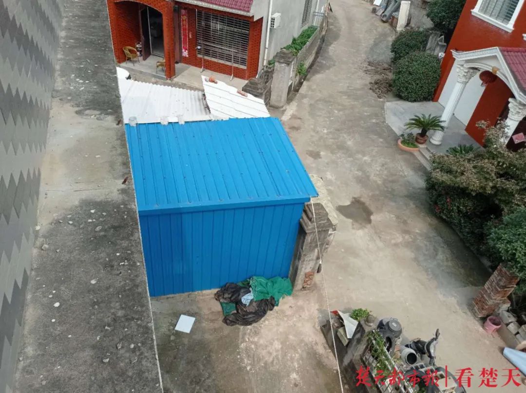 男子全款买了栋小洋楼，收房时傻眼了，怎么进屋？