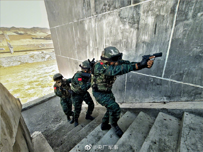 武警反恐特战队员,血性突击!