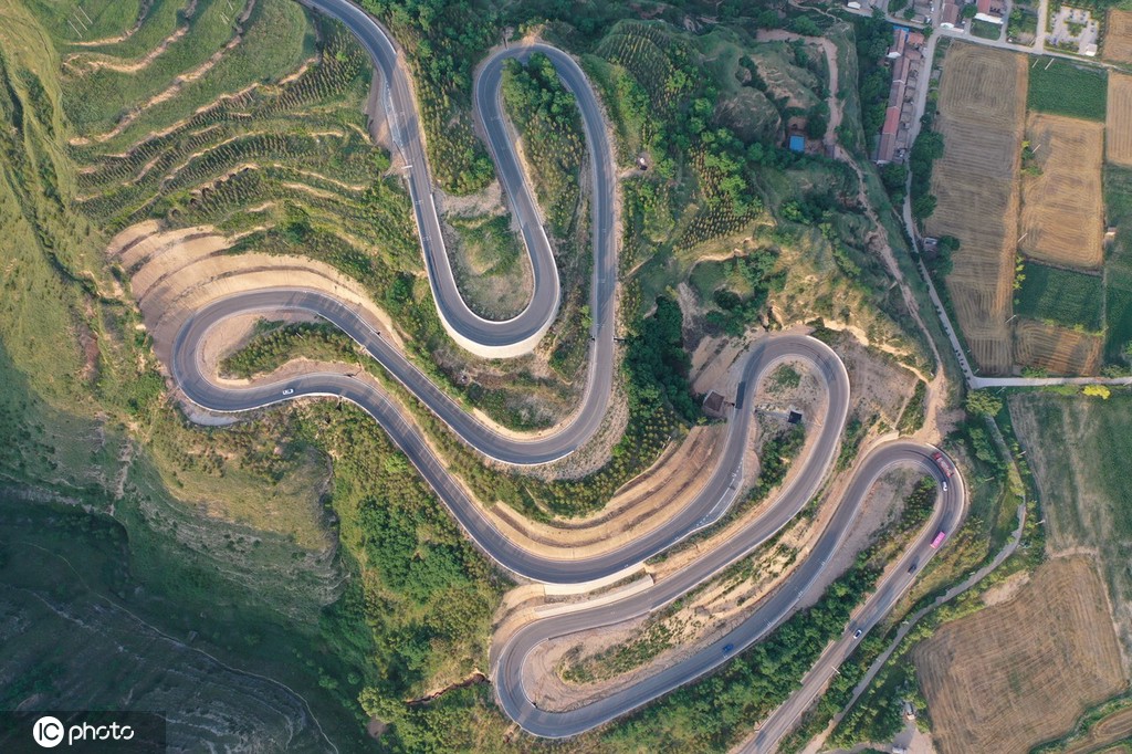 在陕西省咸阳市长武县枣园镇境内拍摄的一段山路,道路曲折蜿蜒,道路