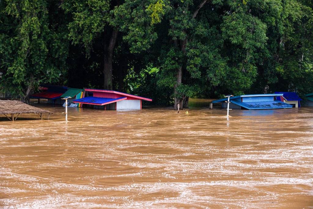 受台风和暴雨影响泰国多地遭受洪灾房屋泡澡