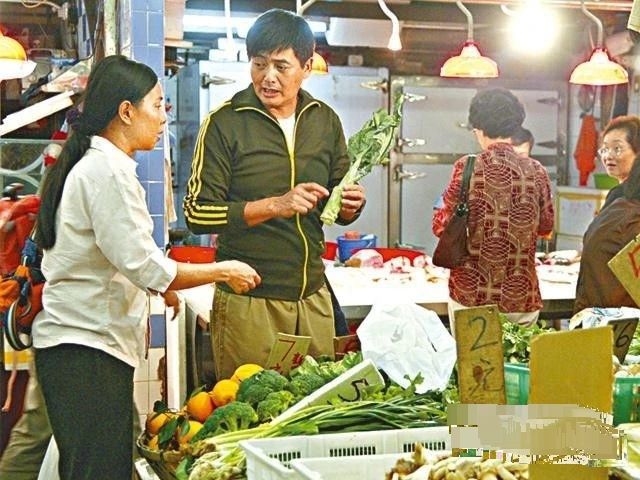 胡杏儿老公晒与儿子度假照呆萌可爱 自侃父子两人要节食