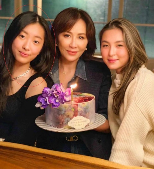 陈奕迅16岁女儿近照曝光 穿黑色背心显成熟