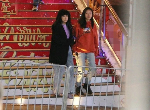 陈奕迅16岁女儿近照曝光 穿黑色背心显成熟