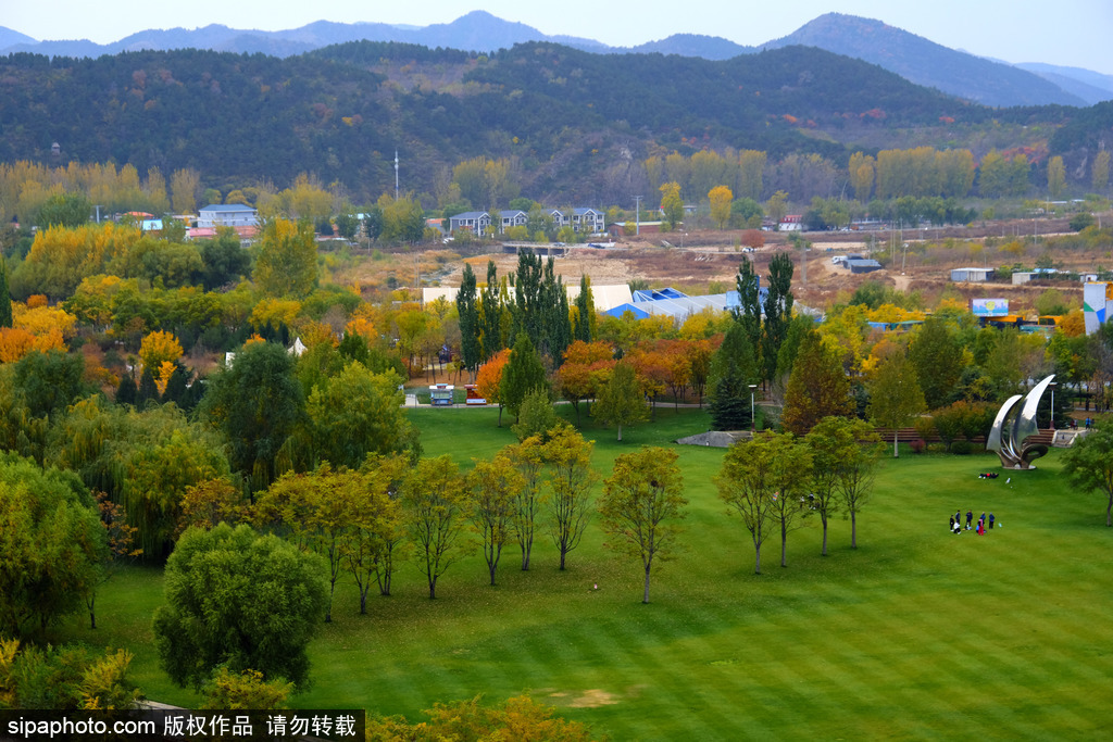 秋の山と湖の景観を楽しめる場所　北京市平谷区