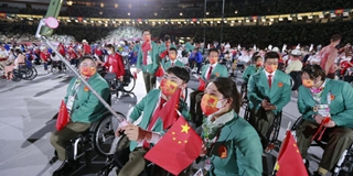 中国代表团亮相东京残奥会开幕式