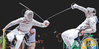 金牌得主李豪在轮椅击剑男子佩剑个人赛A级决赛中