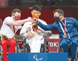 8月25日，男子佩剑个人赛B级分获冠亚季军的三位选手在庆祝