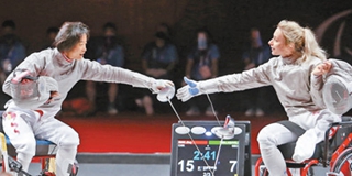 女子佩剑个人赛A级冠军边静与决赛对手相互致意