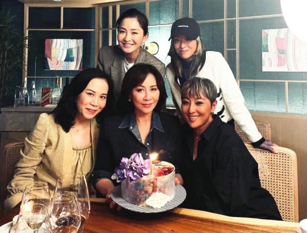 陈奕迅16岁女儿近照曝光 穿黑色背心显成熟