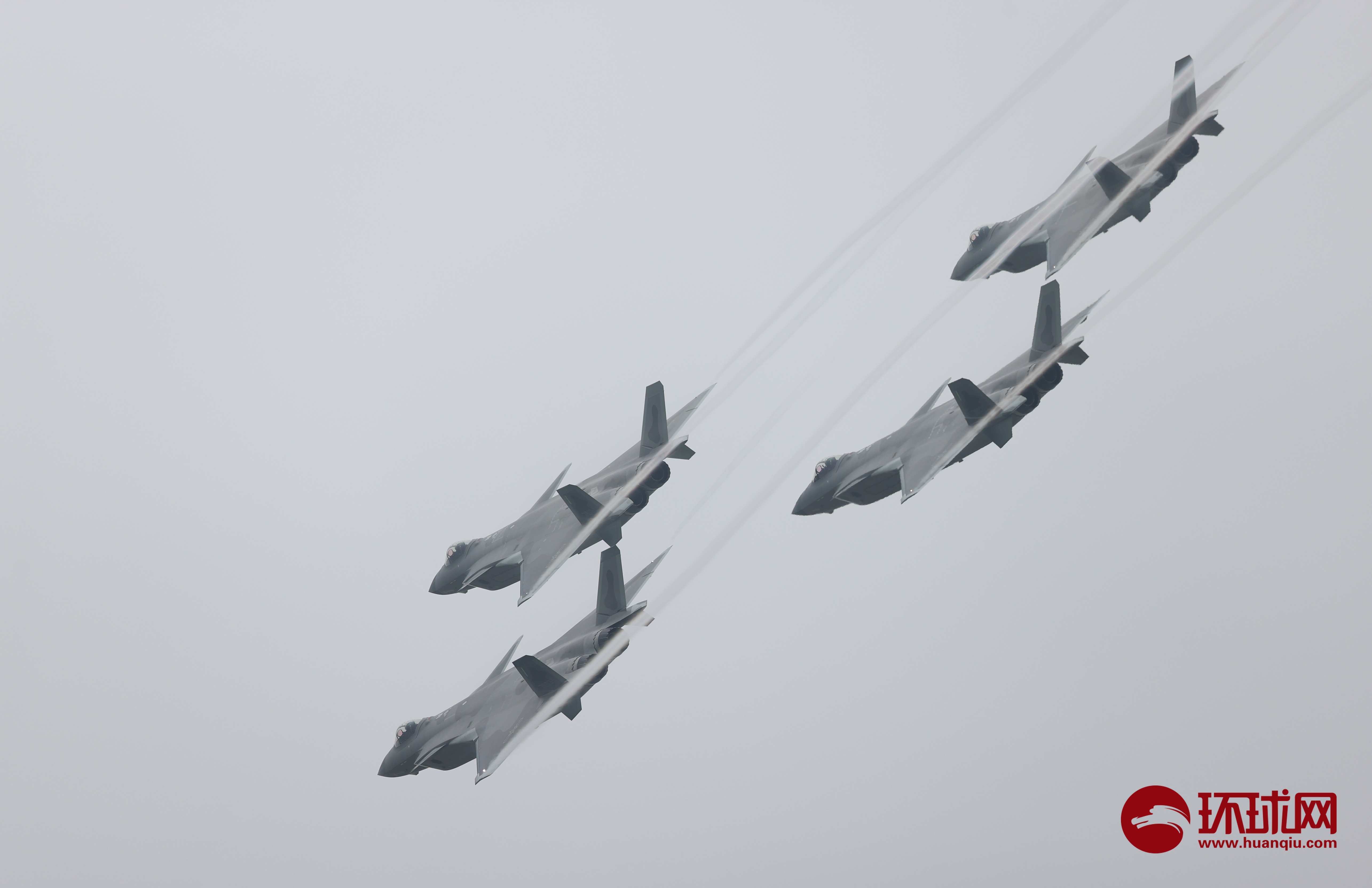 歼-20四机钻石编队低空通场,展示高难度动作