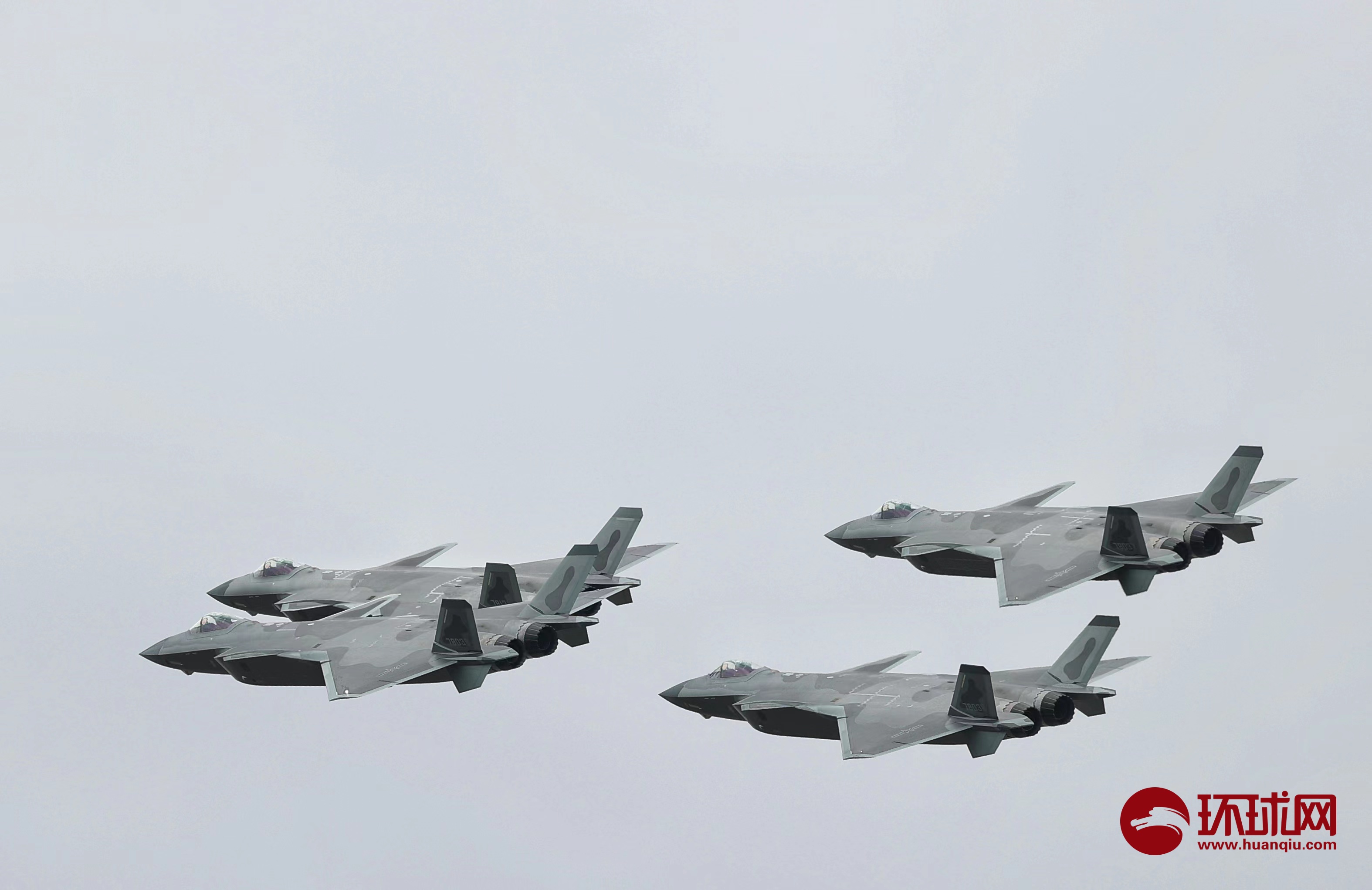 上午11时11分,歼-20四机编队献礼人民空军