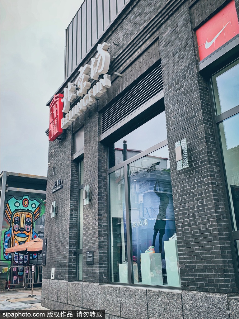 Beijing Square: Retro and Modern combined, the more beautiful in the night