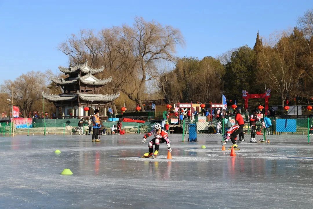公园门票2元/人营业时间:9:00—17:00八一湖冰场地址:海淀区玉渊潭