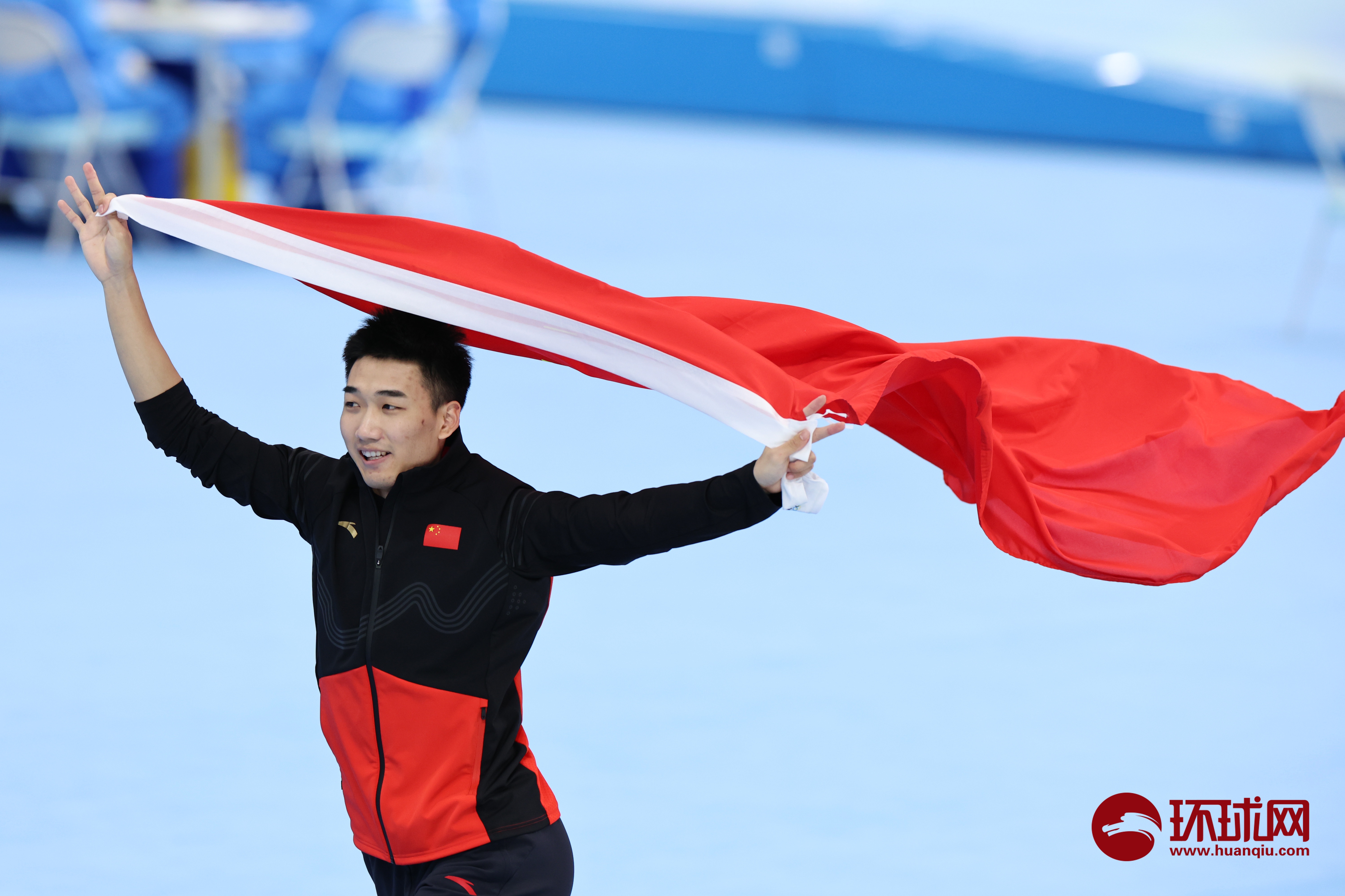 夺冠后,高亭宇身披国旗绕场庆祝