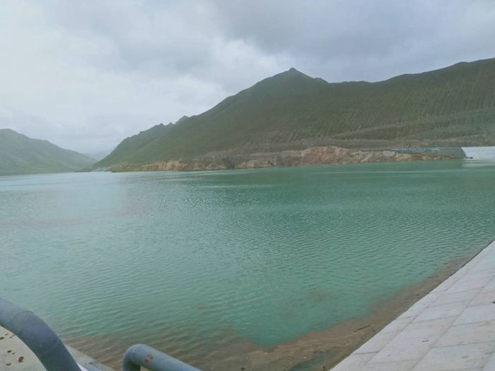 塔吉克乡康阿孜村主要旅游景点有塔吉克民族风情园,古岩画,皮山县河谷