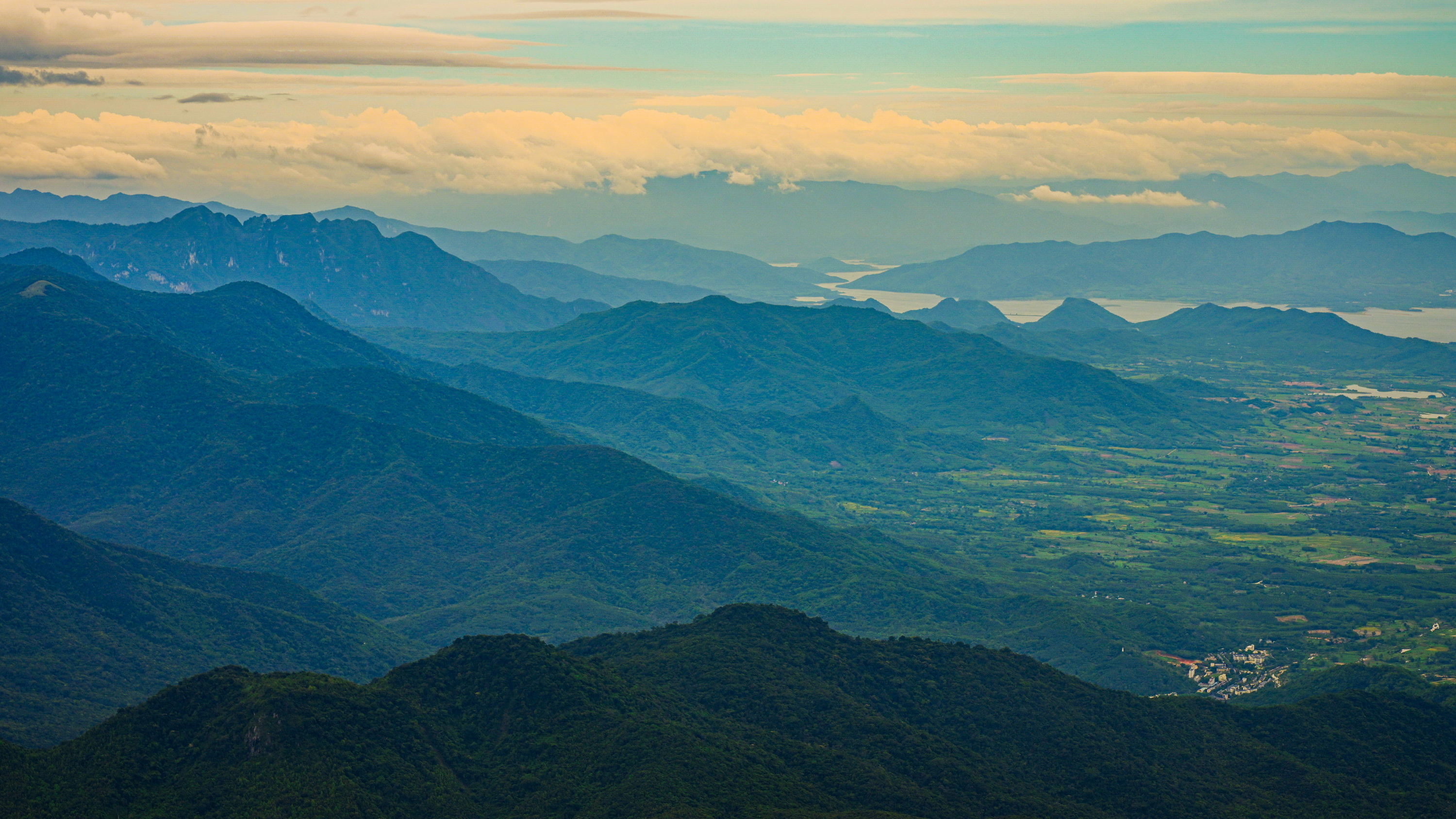 千米高空瞰海南国家热带雨林公园:霸王岭山脉美景
