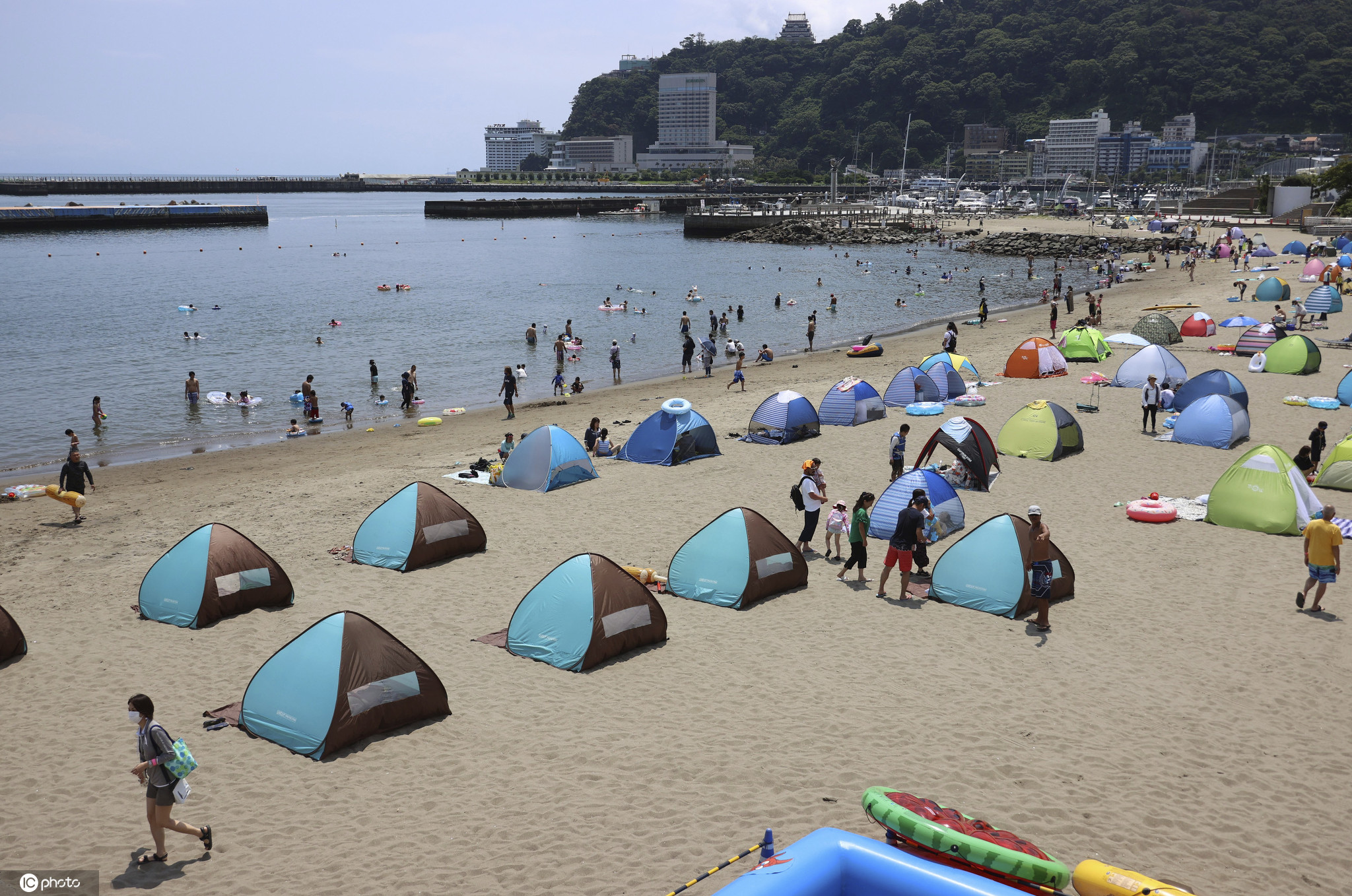 日本静冈夏季高温 民众涌入海滩人山人海