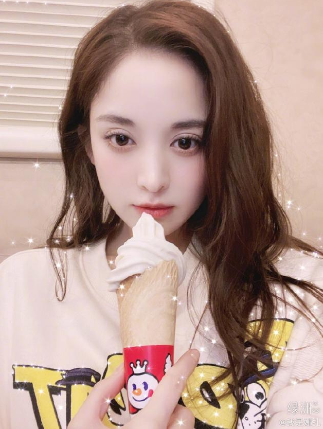 娜扎手拿甜筒清纯可爱皮肤白皙少女感满满