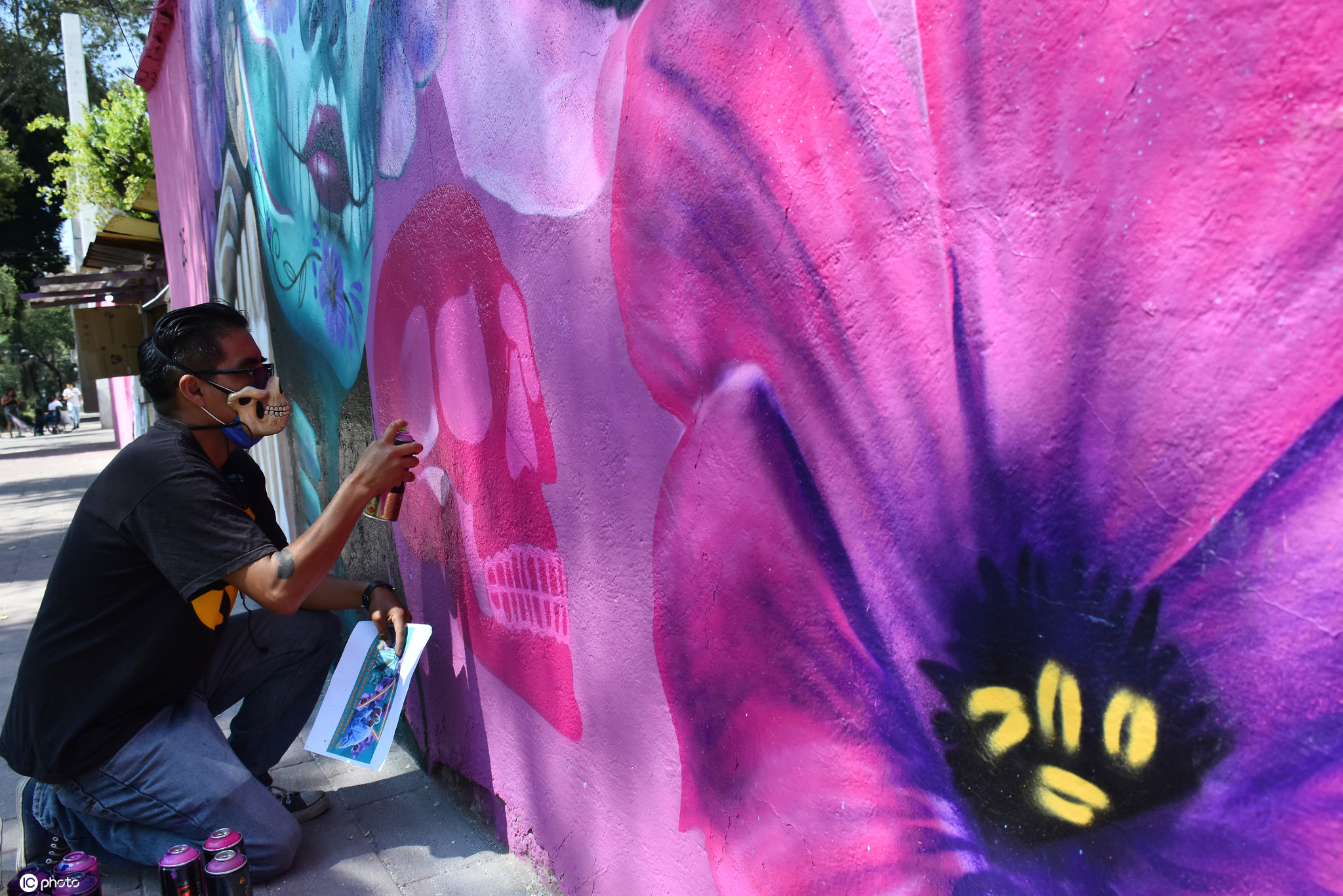 墨西哥艺术家手绘巨幅涂鸦迎接亡灵节