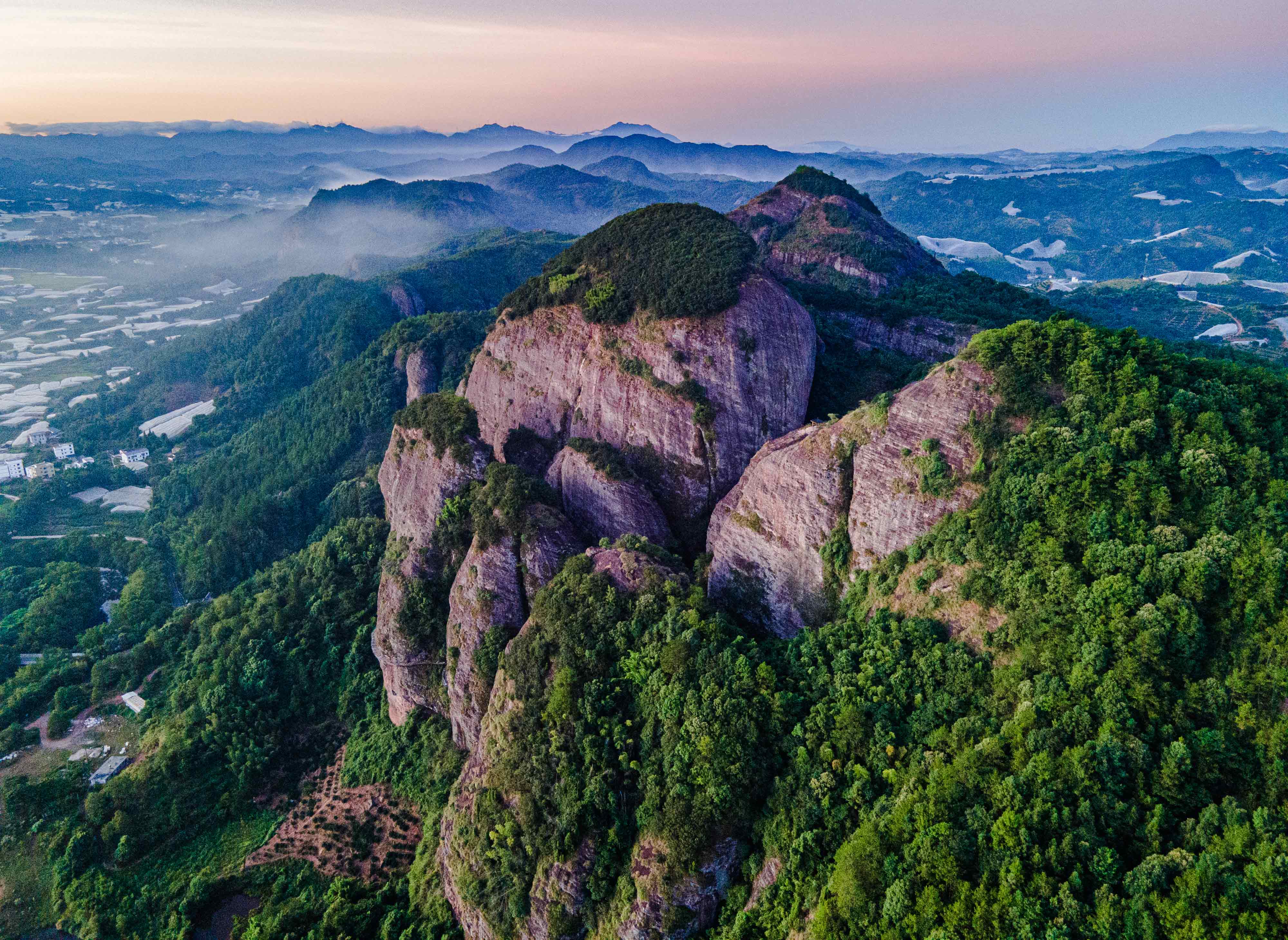江西赣州:丹霞秀美晨雾绕 旖旎风光景如画