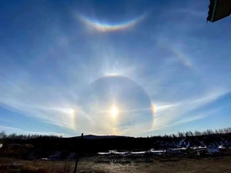 日晕"环天顶弧"齐现北极漠河!