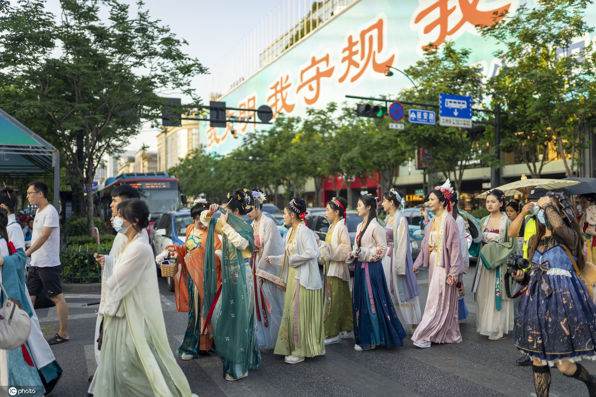 2020年8月23日,浙江杭州,七夕前的西湖边的湖滨广场迎来汉服爱好者游