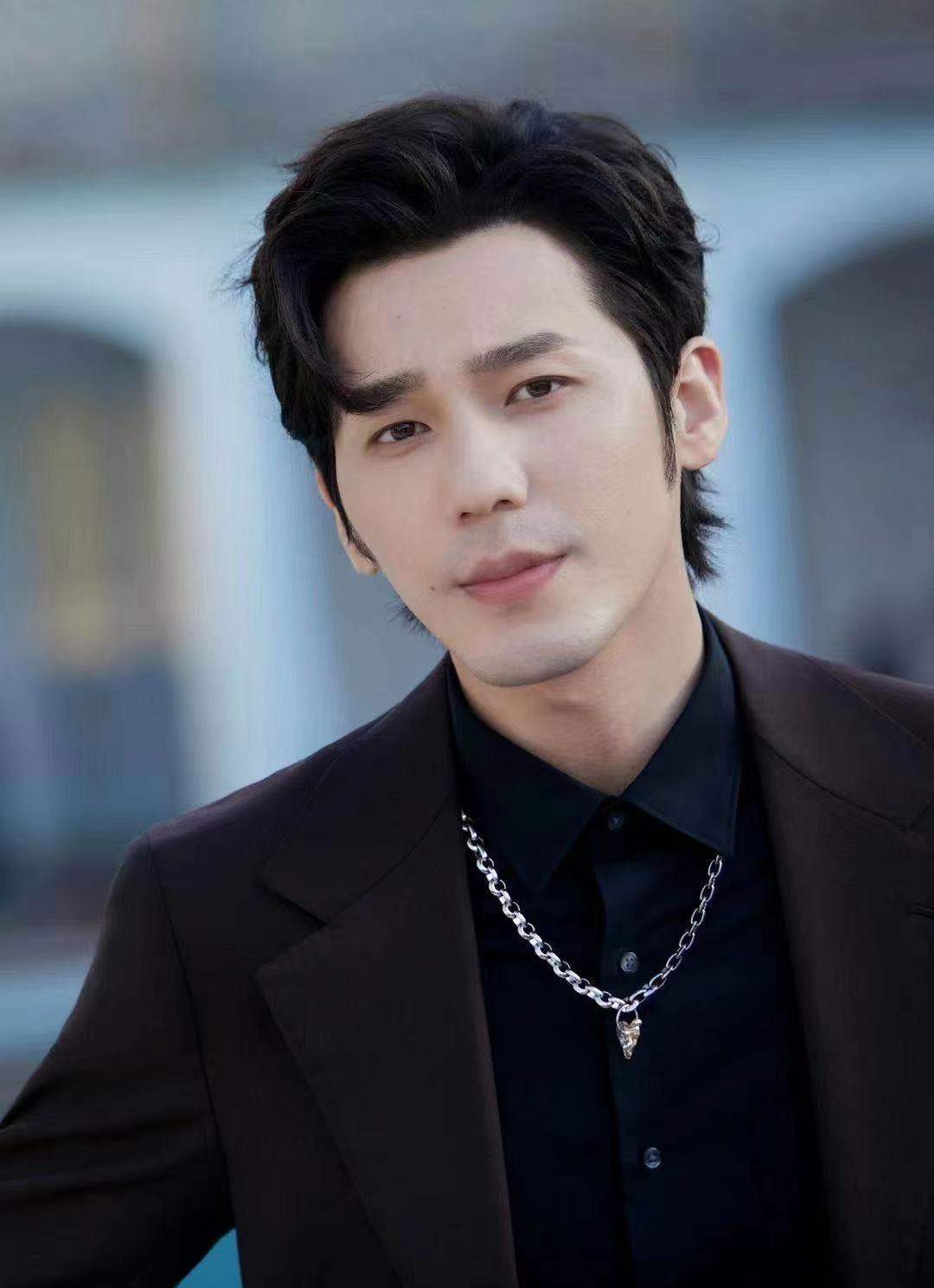 白宇身着咖色西装 心型配饰更吸睛