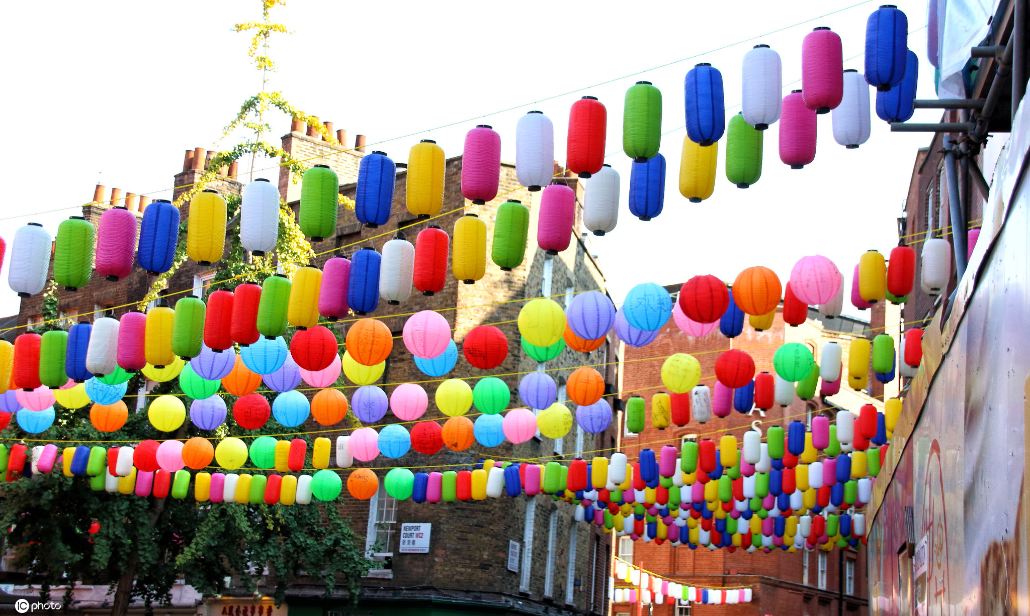 伦敦唐人街高挂彩虹灯笼换新颜