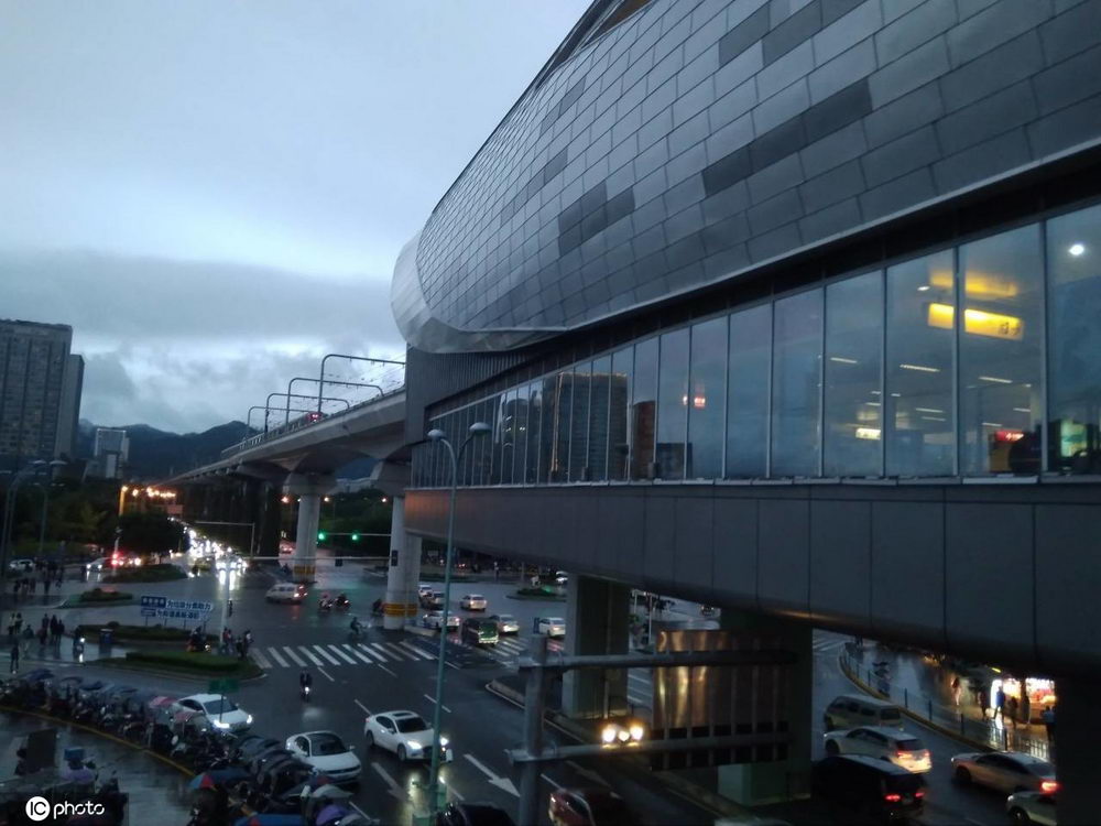 重庆一地铁站外观酷似棺材奇特外形吸引众人打卡