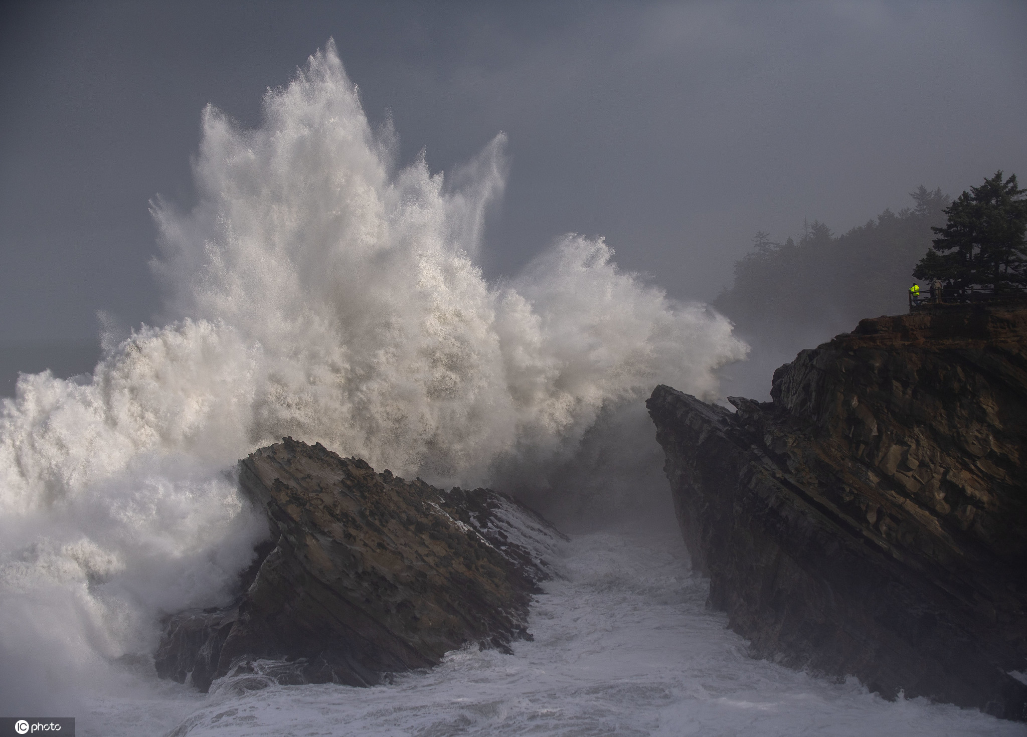 美国俄勒冈州巨浪滔天&nbsp;彩虹与海浪交相辉映