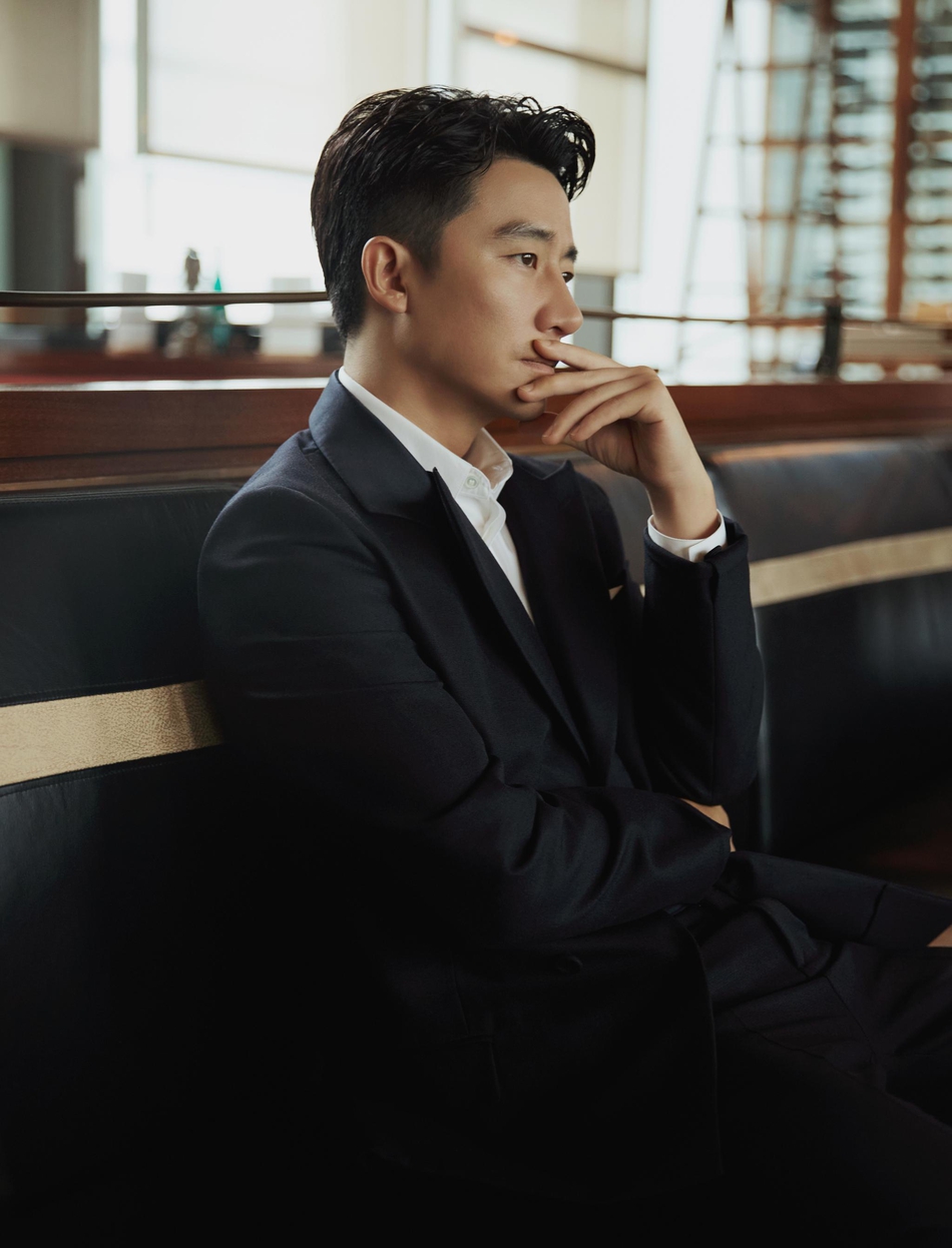 黄轩侧颜太帅气 神作西装沉稳绅士