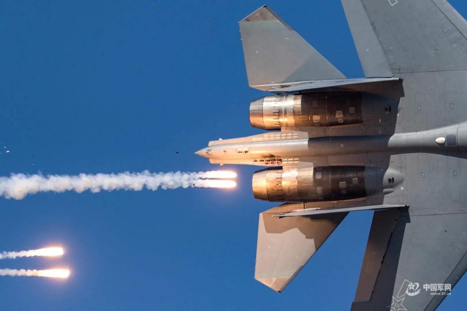 帅歼16在海湾超低空掠海飞行