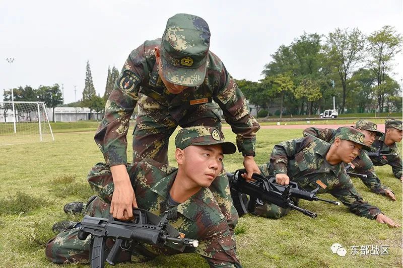 "东风快递小哥"第一次持枪有多帅?图片来了!