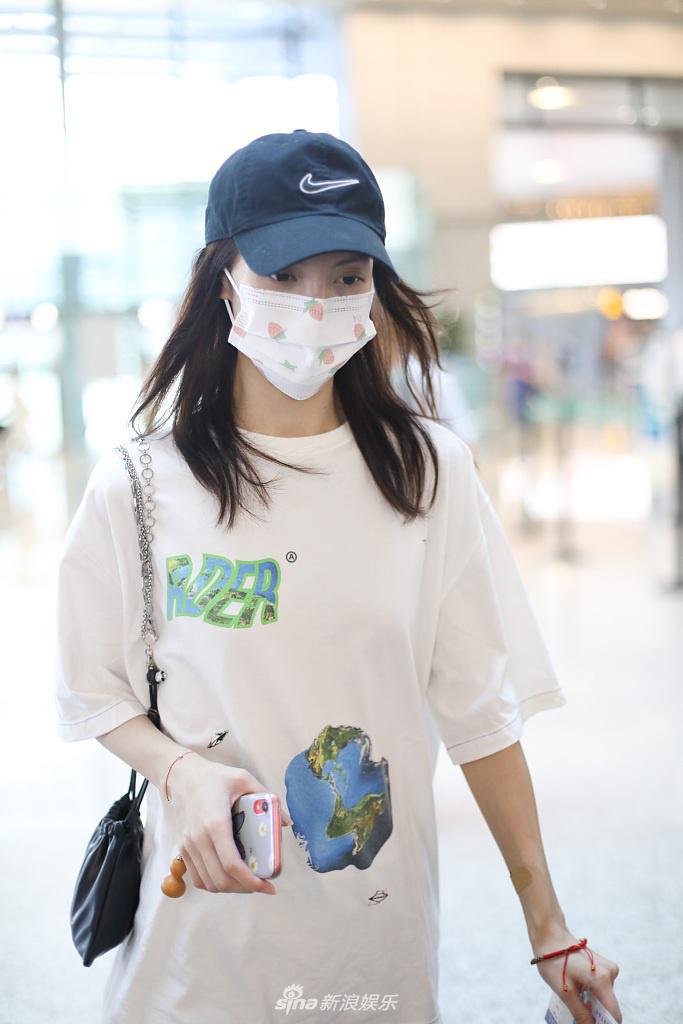 金晨戴草莓口罩少女心满满 一双美腿修长笔直