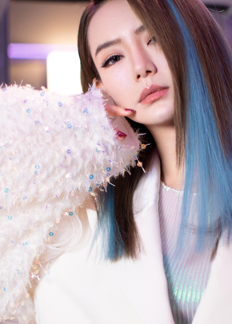 戚薇冰水蓝挑染发色