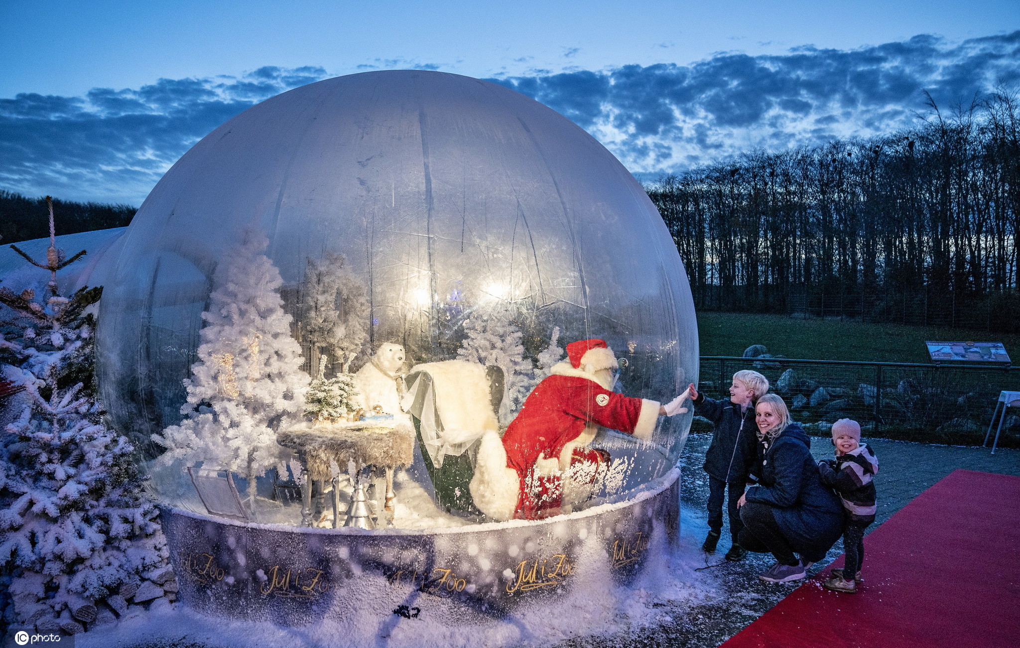 巨型雪球亮相丹麦奥尔堡动物园 圣诞老人置身其中与孩子互动