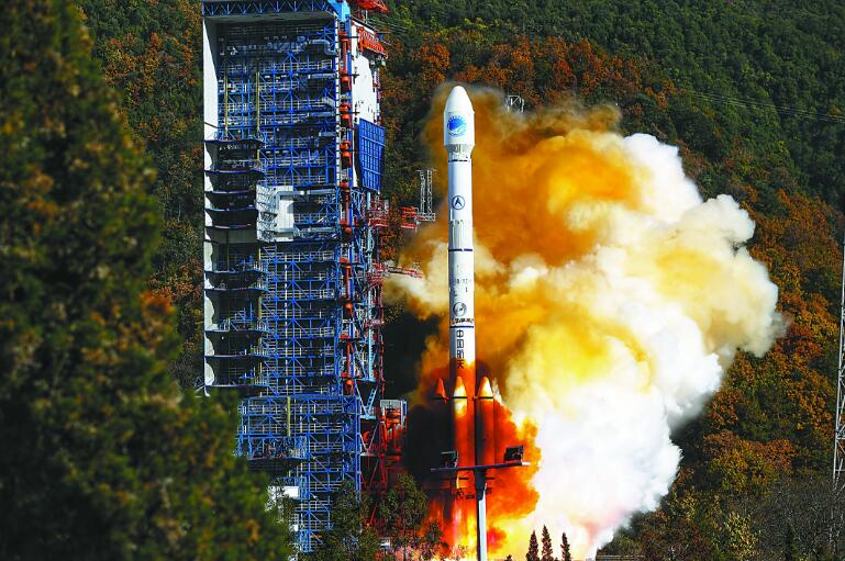搭载北斗卫星的长征火箭升空瞬间。崔萌摄