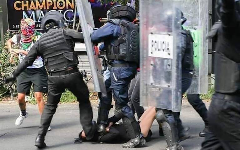 16岁女孩遭警察袭击。图源:《墨西哥太阳报》